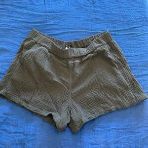 Madewell plus easy pull-on shorts in lightspun; 2x; black coal color